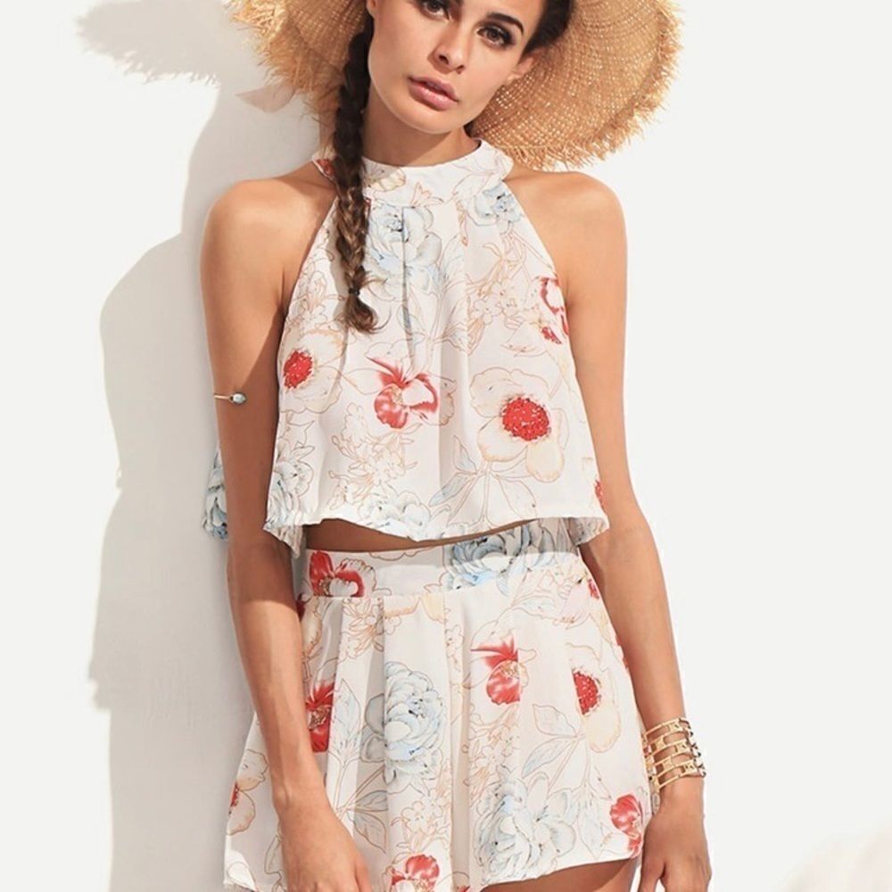 ‎2-piece boutique festival shorts/crop top outfit - L